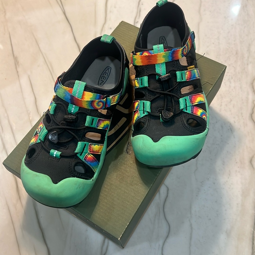 Youth Size 5 Keen Shoes